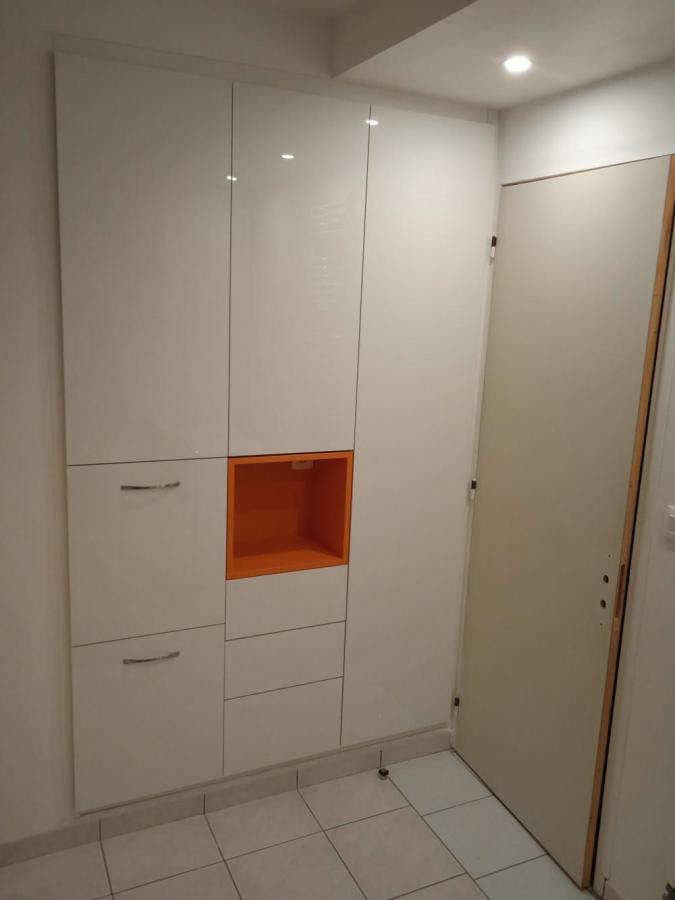 Meuble salle de bain blanc gloss et orange