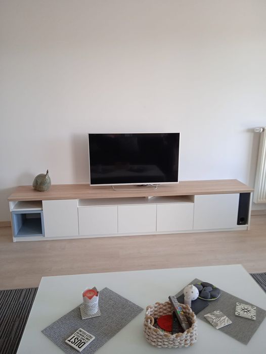 meuble TV destructuré blanc et bois
