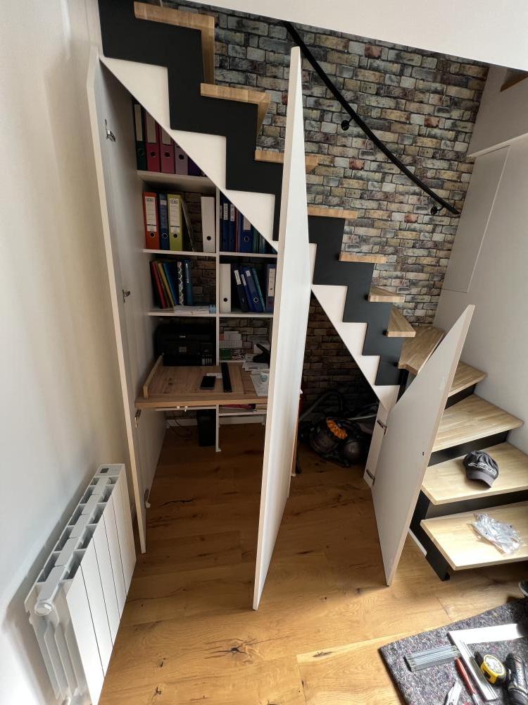 sous escalier blanc avec bureau(2)