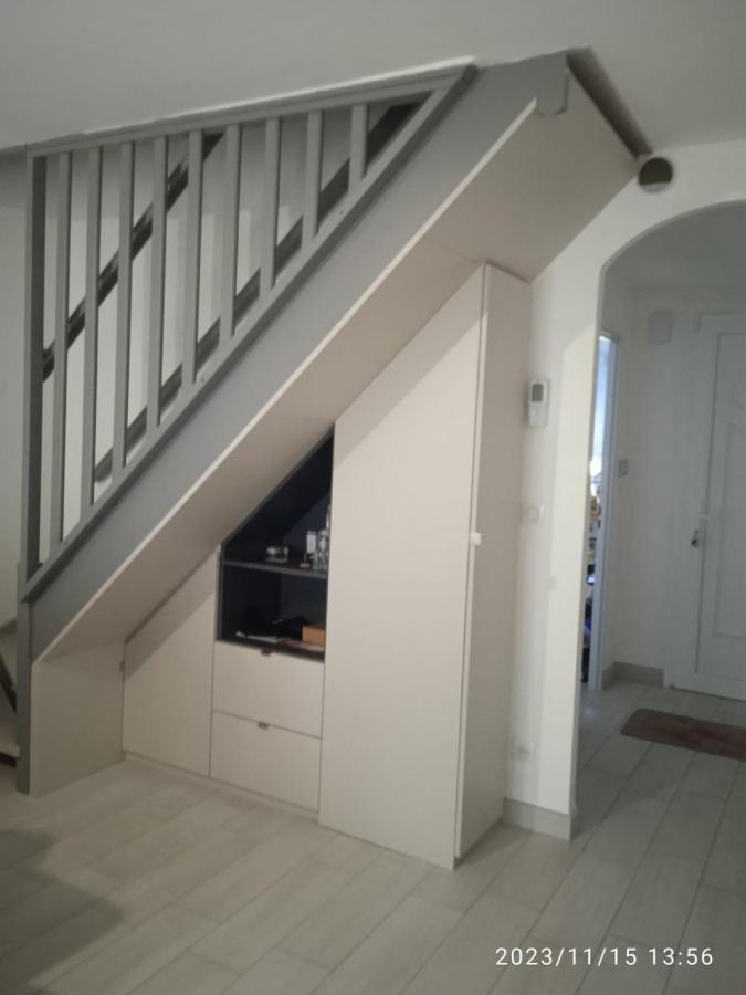 sous escalier gris