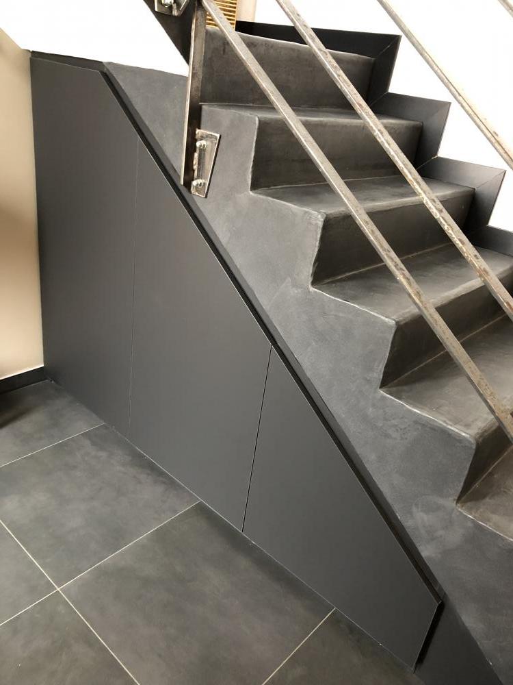 sous escalier noir mat